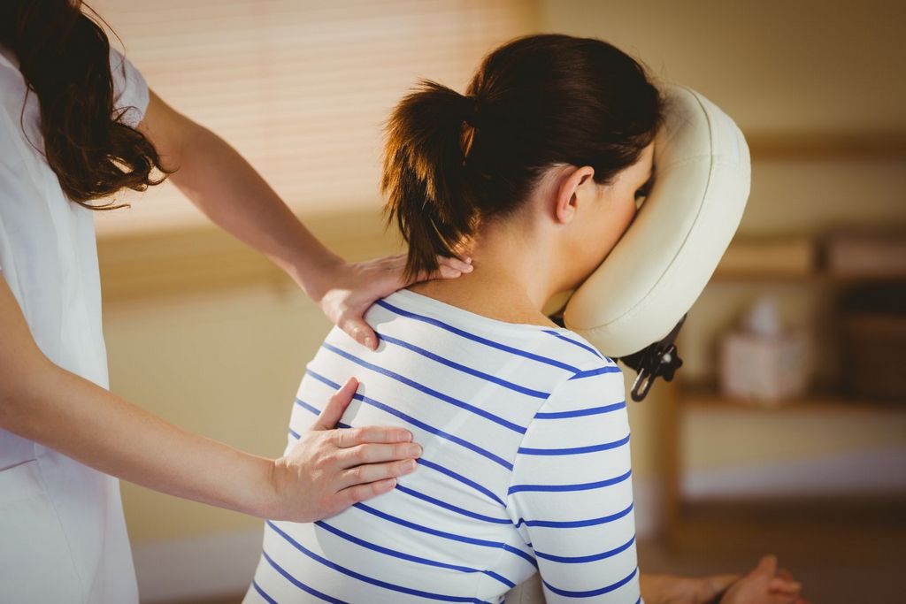 Beneficios del masaje con piedras calientes Beneficios del masaje con piedras calientes